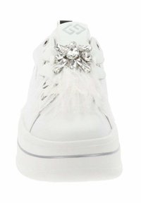 Zapatilla blanca con suela gruesa, acento decorativo plateado brillante y detalle de suave piel de pelo blanco en la parte delantera. Diseño de punta redondeada.