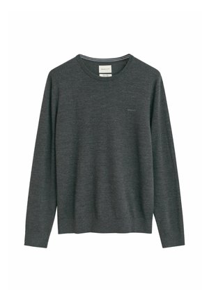 Tmavě šedý svetřík s dlouhým rukávem a kulatým výstřihem, se slabým logem značky na hrudi, lemovanými manžetami a spodním lemem.