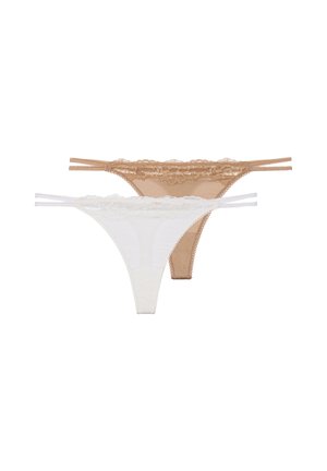 Két csipkés szegélyű tanga dupla oldalszíjakkal, egy bézs és egy fehér, fehér háttéren laposan elhelyezve.