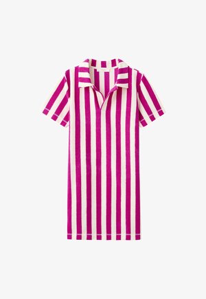 Vestido polo de manga corta con rayas verticales en magenta y blanco, cuello y una pequeña abertura en forma de V.