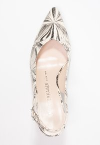 Sandal s špičatou špičkou v černobílé hadí potisku, s elegantním designem, hladkým koženým svrchem a úzkým páskem kolem kotníku.