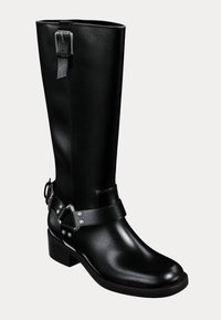 Černá kožená vysoká botka po kolena s hladkým povrchem, dekorativním páskem a přezkou na horní části a blokovým podpatkem pro stabilitu.