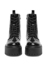Czarne lakierowane botki za kostkę z wiązaniem z przodu, zamkami bocznymi oraz masywnymi gumowymi podeszwami z głębokim bieżnikiem dla lepszej przyczepności.