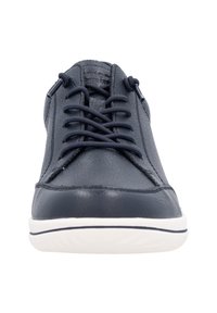 Navyblaue Ledersneaker mit strukturierter Oberfläche, runder Zehenpartie und weißer Gummisohle. Ausgestattet mit schnürbarem Design und dezenten Stichakzenten.