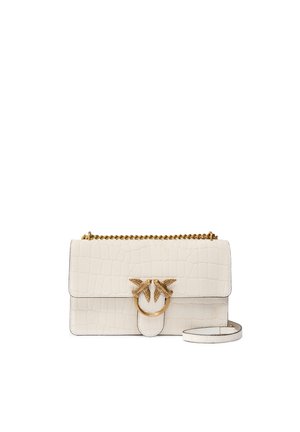 Bolso de mano de cuero blanco con efecto cocodrilo, correa de cadena dorada y cierre dorado con dos pájaros enfrentados.