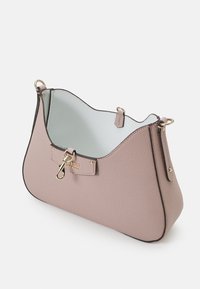 Sac en cuir texturé rose doux avec une doublure bleu clair. Doté de quincaillerie dorée et d'un fermoir, avec un design minimaliste et courbé.