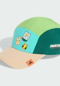 Czapka baseballowa z zielonymi, turkusowymi i beżowymi panelami, naszywkami w stylu pixel art z Minecrafta oraz logo "Minecraft Terrex" na ciemnozielonym boku.