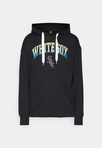 Sort hættetrøje med en frontlomme, prydet med "WHITE SOX" i en gradient tryk fra blå til grøn og et logo på den nederste front. Klassisk design.