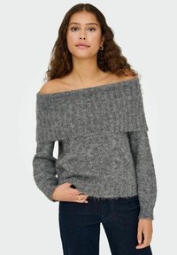 Pull grison dénudé épaule avec une texture côtelée, des manches longues et une coupe ample, présentant une apparence douce et floue ainsi qu'un ourlet effiloché.