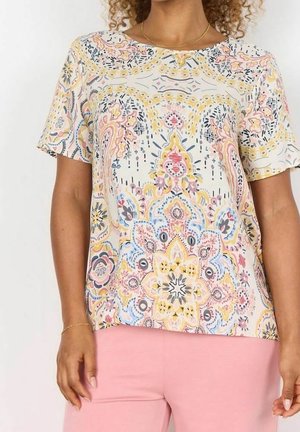 Kortærmet топ i et let stof med et flerfarvet blomsterdesign i pink, blå og gule nuancer. Rund halsudskæring, afslappet pasform.