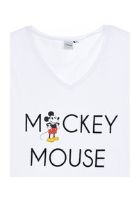 Weißes Baumwoll-T-Shirt mit V-Ausschnitt, das eine Grafik von Mickey Mouse in roten Shorts und schwarzen Schuhen zeigt, neben dem Text "MICKEY MOUSE" in Schwarz.