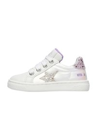 Sneaker bianche sintetiche con finitura lucida, dettaglio a stella metallica, accenti viola sulla linguetta del tallone e suola in gomma testurizzata.