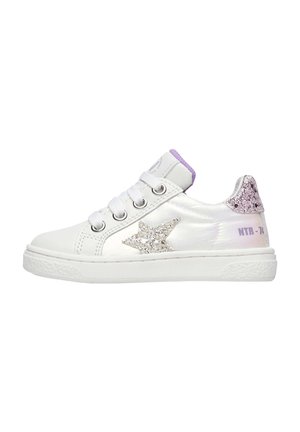 Sneaker bianche sintetiche con finitura lucida, dettaglio a stella metallica, accenti viola sulla linguetta del tallone e suola in gomma testurizzata.