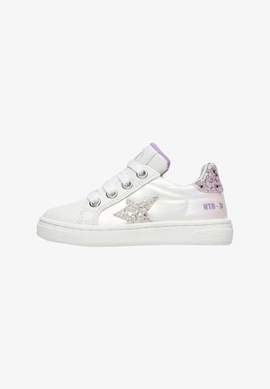 Sneaker bianche sintetiche con finitura lucida, dettaglio a stella metallica, accenti viola sulla linguetta del tallone e suola in gomma testurizzata.