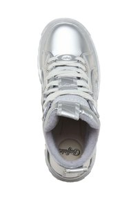Srebrne wysokie sneakersy z metalicznym wykończeniem, teksturowanym materiałem, białymi sznurówkami, wyściełanym kołnierzem oraz detalem z logiem na języku i wkładce.