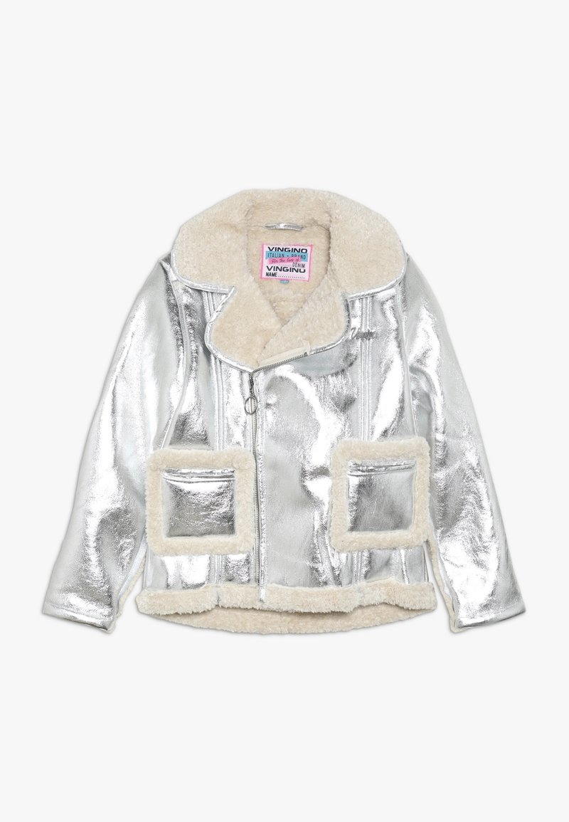 Veste métallique argentée avec un col en mouton et des bordures de poches. Elle dispose d'une fermeture zippée et de deux poches plaquées à l'avant avec une texture douce.
