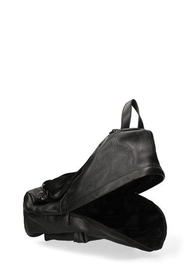 Zaino in pelle nera con superficie testurizzata, chiusura con zip e manico. L'interno è foderato in tessuto e presenta un ampio scomparto.
