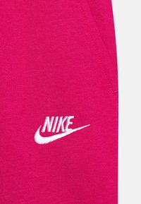 Nike Sportswear CLUB UNISEX - Träningsbyxor - fireberry/white