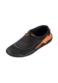 Chaussure aquatique en mesh noir avec des accents orange, forme aérodynamique, semelle en caoutchouc, cordon élastique pour un maintien sécurisé, et matériau respirant.