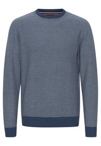 Kék kötött pulóver, texturált csíkmintával, kerek nyakkivágással, bordás mandzsettákkal és aljjal. Az anyag puhanak és közepes súlyúnak tűnik.