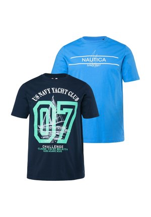 Zwei kurzärmelige T-Shirts mit Rundhalsausschnitt, eines marineblau mit Yacht- und Textdruck, eines hellblau mit "NAUTICA" und Segelboot-Grafik.
