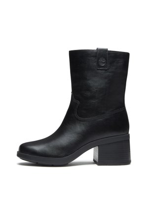 Botte en cuir noire mi-mollet avec un bout arrondi, un talon bloc et une languette de tirage avec un logo embossé subtil.