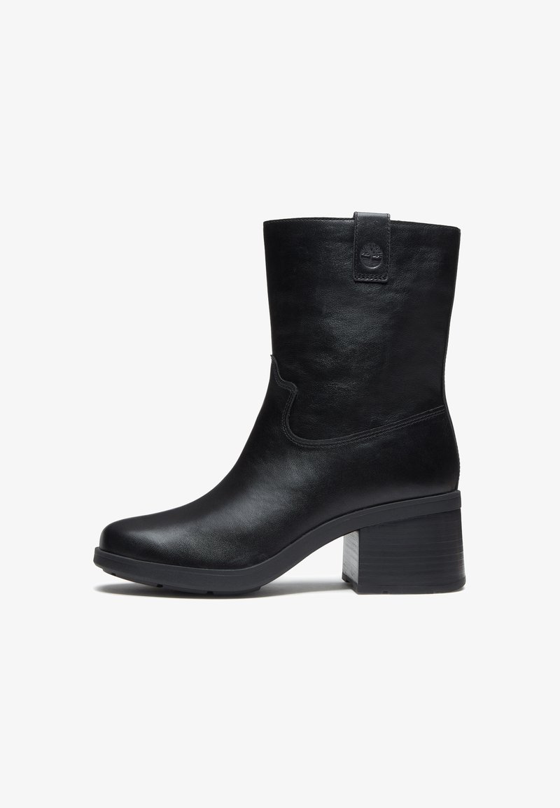 Botte en cuir noire mi-mollet avec un bout arrondi, un talon bloc et une languette de tirage avec un logo embossé subtil.