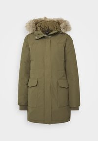Olivgrön parka-jacka med foder av konstig päls, två framfickor och ribbade muddar. Slät yttertyg och något vadderad design.