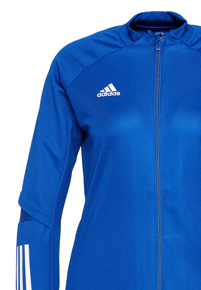 Blaues Sportjacke mit Reißverschluss vorne, strukturiertem Stoff, weißem Adidas-Logo auf der linken Brust und drei weißen Streifen an den Ärmeln.