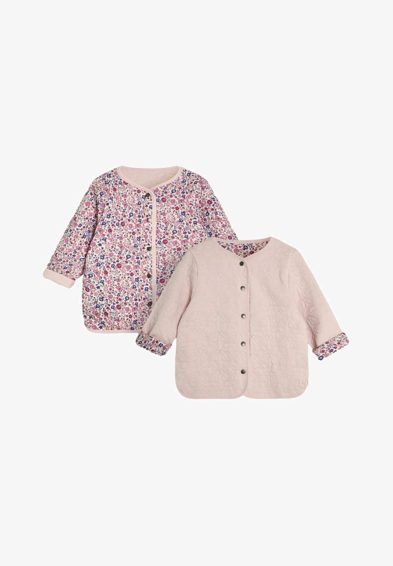 Kvetinová prešívaná bunda v ružovej a fialovej farbe s okrúhlym výstrihom a zapínaním na gombíky; obsahuje pevný svetloružový obojstranný dizajn.