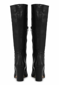 Juodos odinės batai iki kelių su bloko kulnu, pasižymintys lygiu paviršiumi, šoniniu užtrauktuku ir siūlių detalėmis gale.