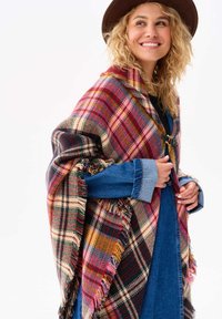 blue shadow Cape - red