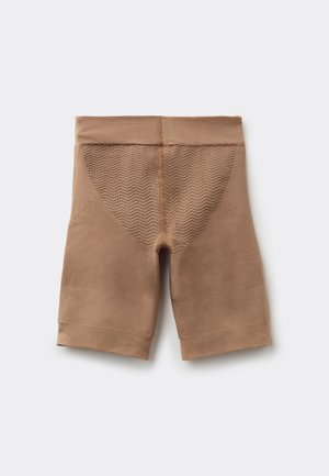 Beige nahtlose Kompressions-Shorts mit hoher Taille und strukturierten Strickpaneelen auf der Rückseite und in Oberschenkellänge.