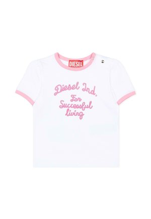 Maglietta bianca a maniche corte per bambini piccoli con bordi rosa e testo glitter rosa con la scritta "Diesel Ind. For Successful living," con due bottoni a pressione sulla spalla.