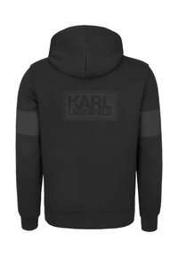 Svart hoodie med en texturerad design, utrustad med en stor svart logotyp på baksidan, långa ärmar och en dragsko på huvan.