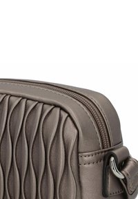 Gepolsterte Metallic-Bronze-Handtasche mit Reißverschluss, glatter Textur und einem verstellbaren Tragegurt mit silberfarbenen Hardware-Details.