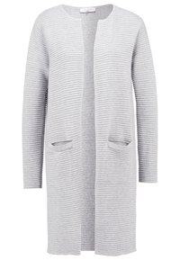 Ljusgrå stickad cardigan med vertikal ribbtextur, öppen front och två framfickor. Enkel, avslappnad passform med långa ärmar.