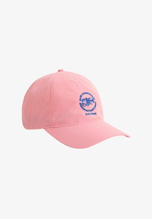 Casquette de baseball rose avec un homard bleu brodé et le texte "Gant Connecticut America's East Coast Est. 1949" sur le panneau avant.
