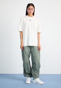 adidas Originals TEE - Jednoduché tričko - cloud white