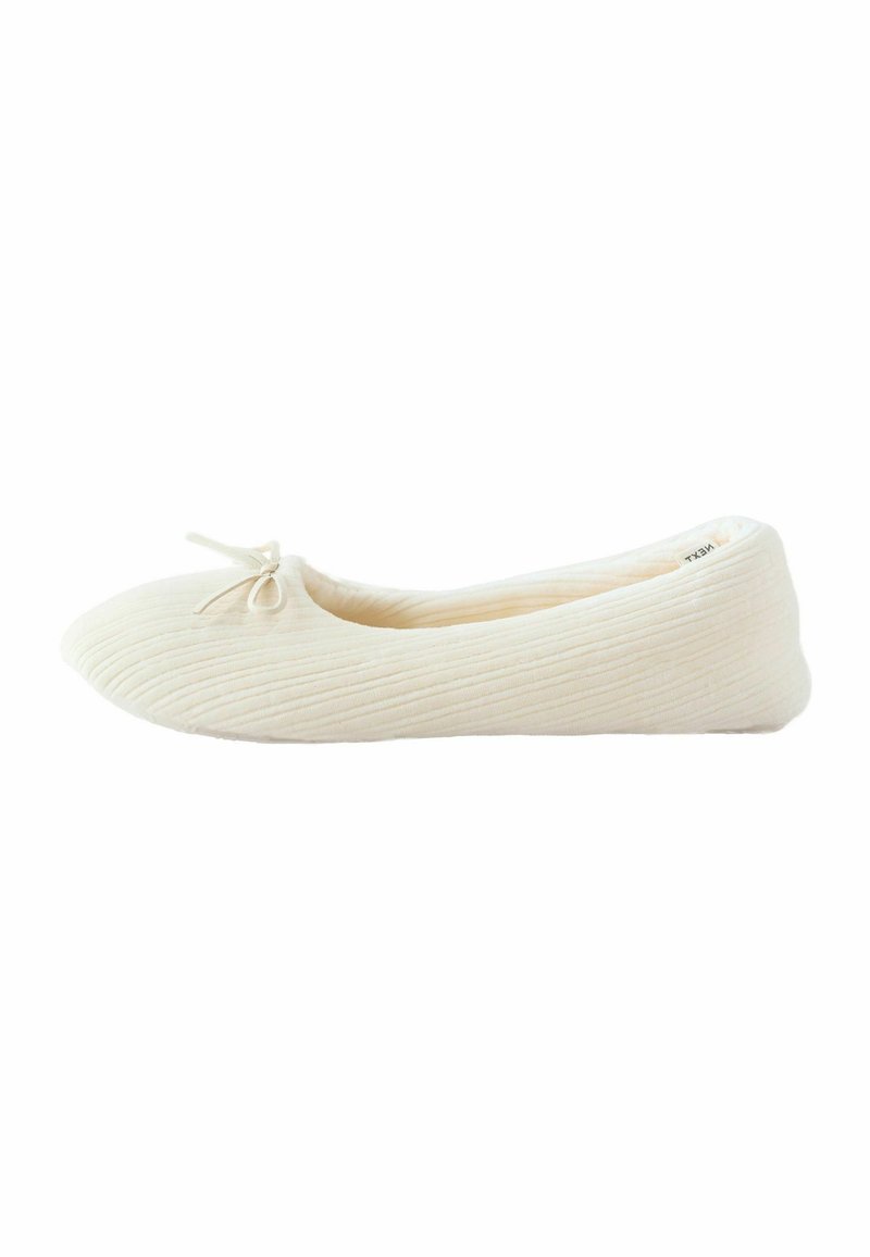 Ballerine en tissu doux couleur crème avec une texture légèrement côtelée et un petit nœud à l'avant.