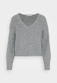 Grauer gestrickter kurzer Pullover mit tiefem V-Ausschnitt, langen Ärmeln und strukturiertem Rippenmuster mit einem Zickzack-Muster auf der Vorderseite.