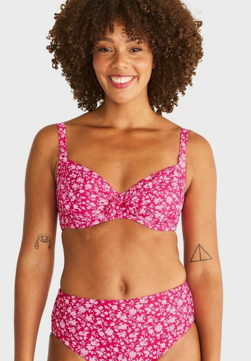 Rosa blommig bikini-set som innehåller en mönstrad bralette med justerbara axelremmar och högmidjade byxor, tillverkad av ett mjukt tyg.