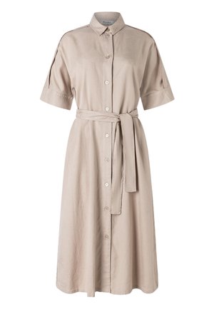 Vestido midi beige de manga corta, abotonado, con cuello y cinturón de tela a juego atado a la cintura.