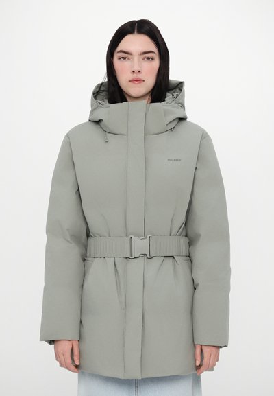 Polstret grå frakke med en høj krave, justerbar hætte, bælte i taljen og lange ærmer. Har et enkelt, minimalistisk design.