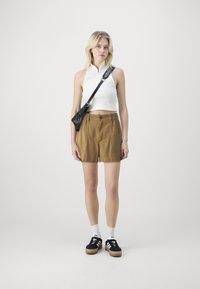 GAP EASY UTILITY - Pantaloni scurți - pretzel