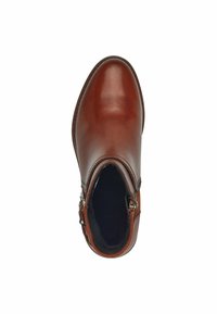 Bottine en cuir marron avec un bout arrondi, une fermeture éclair sur le côté et des accents texturés. Fini lisse avec un intérieur rembourré.