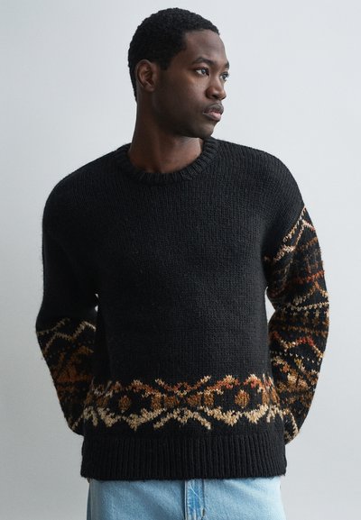 Schwarzer Strickpullover aus strukturiertem Stoff, mit einem mehrfarbigen geometrischen Muster an den Ärmeln und dem unteren Saum. Runder Ausschnitt.