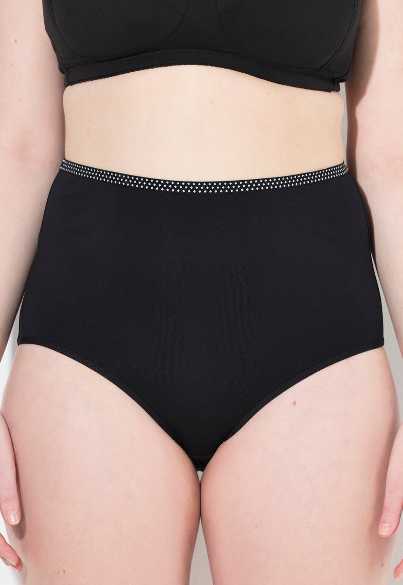 Hoge taille zwarte onderbroek van zacht materiaal, met een decoratieve tailleband met zilveren stippen. Glad textuur en volledige bedekking.