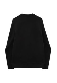 Felpa nera con scollo rotondo, maniche lunghe e polsini a costine. Presenta una texture liscia e una vestibilità classica, senza design o loghi visibili.