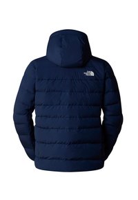 Granatowa kurtka puchowa z kapturem, pikowany design oraz logo North Face w kolorze białym na górnej lewej części pleców. Gładka, ocieplona tekstura.